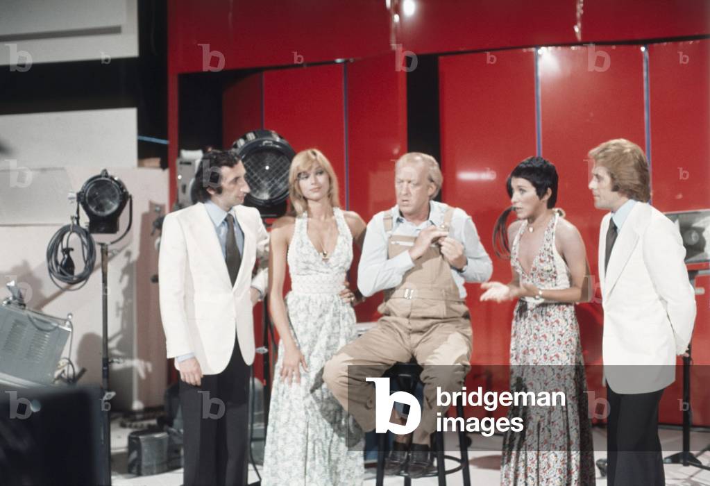 Raimondo Vianello in the show Tante scuse with Ricchi e Poveri