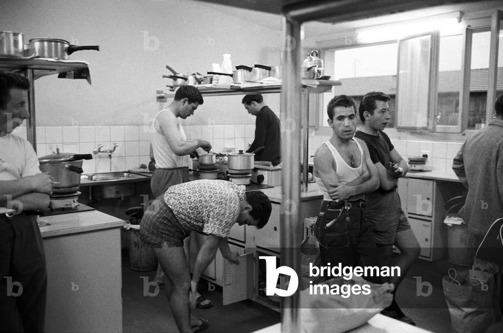 Italian emigrants in the kitchen