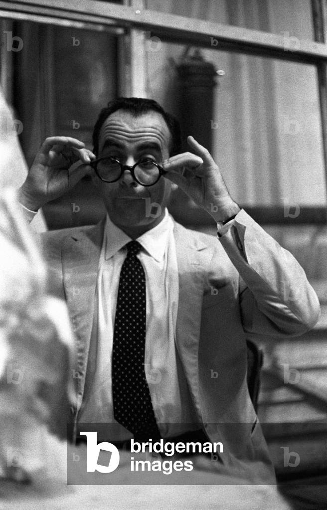 Vittorio Caprioli putting on a pair of glasses