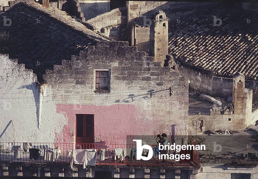 People from Matera on a balcony, Italy, 1970 (photo)