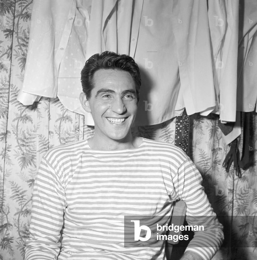 Walter Chiari smiling in the dressing room in 1954, Italy, 1954 (b/w photo)