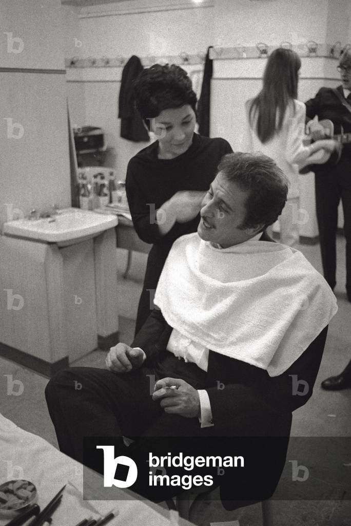 Domenico Modugno at the hairdresser's before his performance in the Sanremo Song Festival