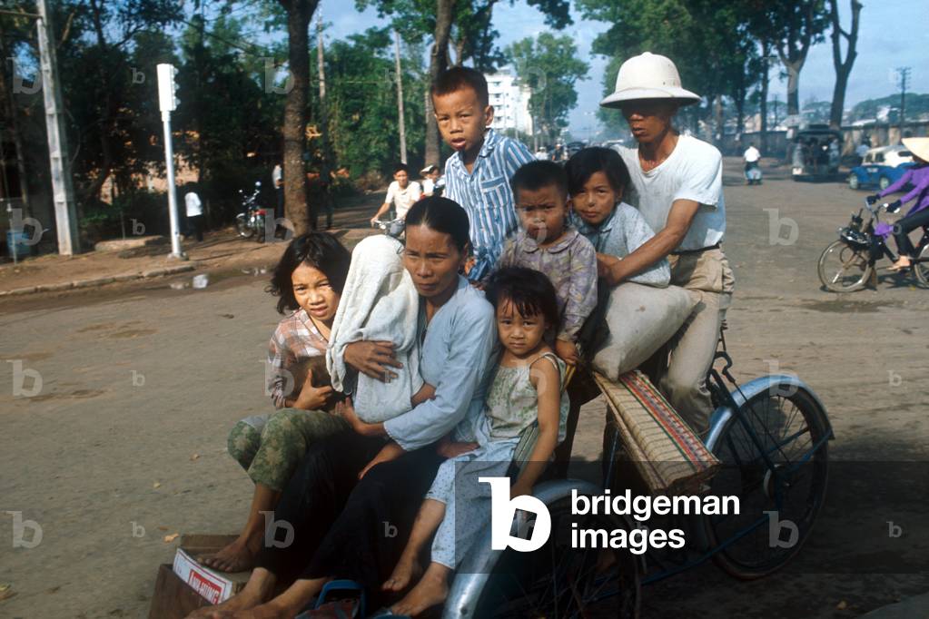 Refugees fleeing Saigon after the attack in June, 1968 (photo)