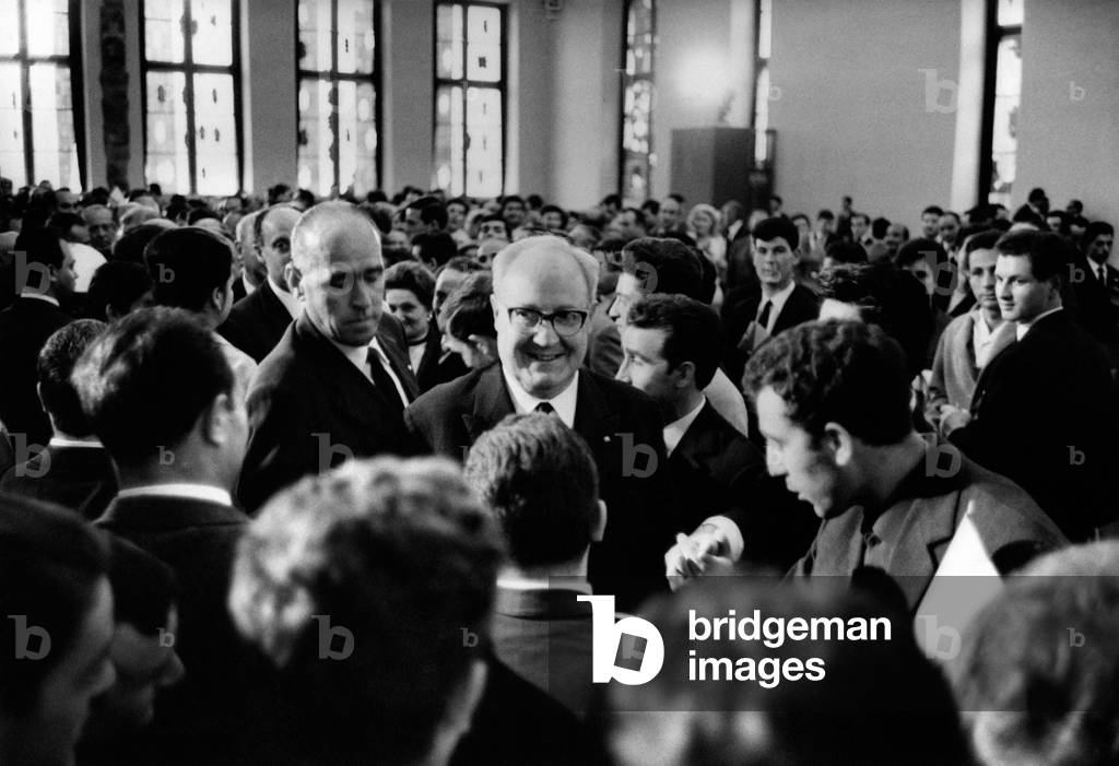 Giuseppe Saragat smiling to the crowd during a diplomatic journey in Germany
