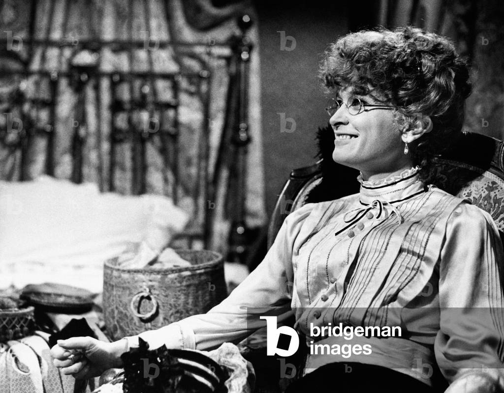 Anna Maria Guarnieri smiling in La contessa Lara