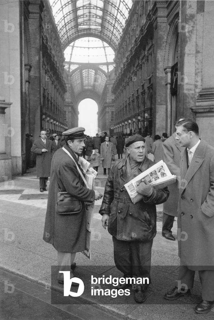 Newsies under Galleria Vittorio Emanuele II, Italy, 1950 (b/w photo)
