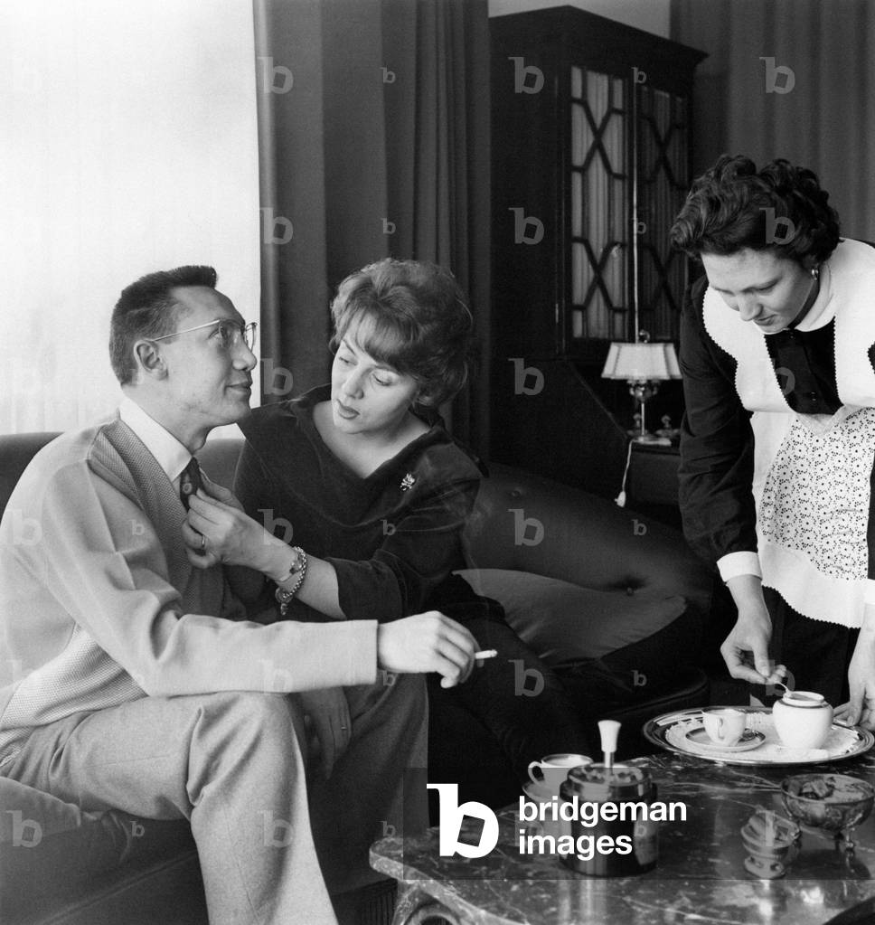 Jula De Palma and Carlo Lanzi in a moment of everyday life, 1961 (b/w photo)