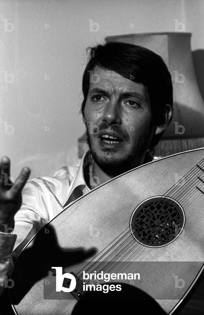 Fabrizio De André with a lute in his hands