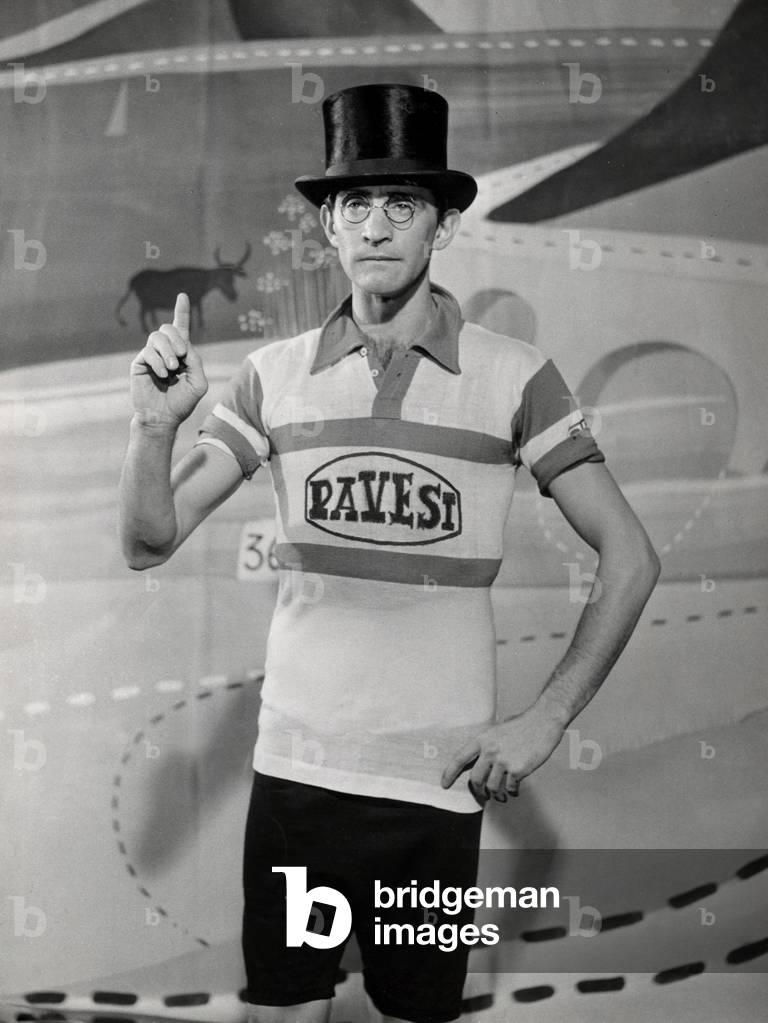 Walter Chiari wearing a top hat and a pair of glasses