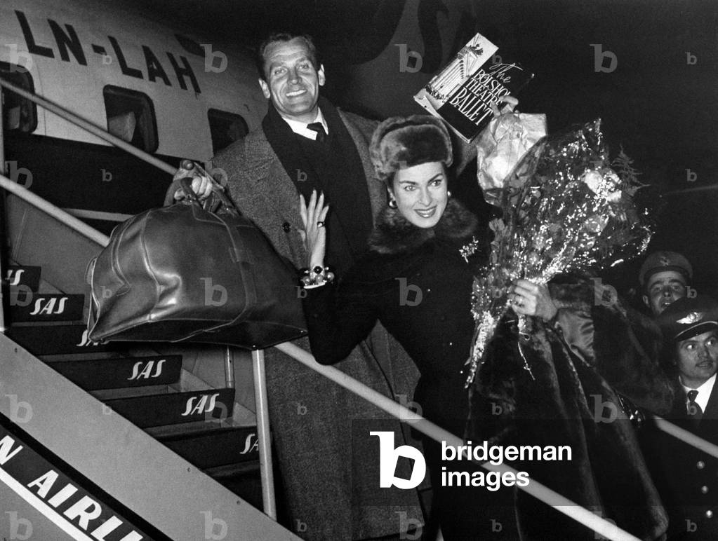 Silvana Pampanini and Massimo Girotti at the airport