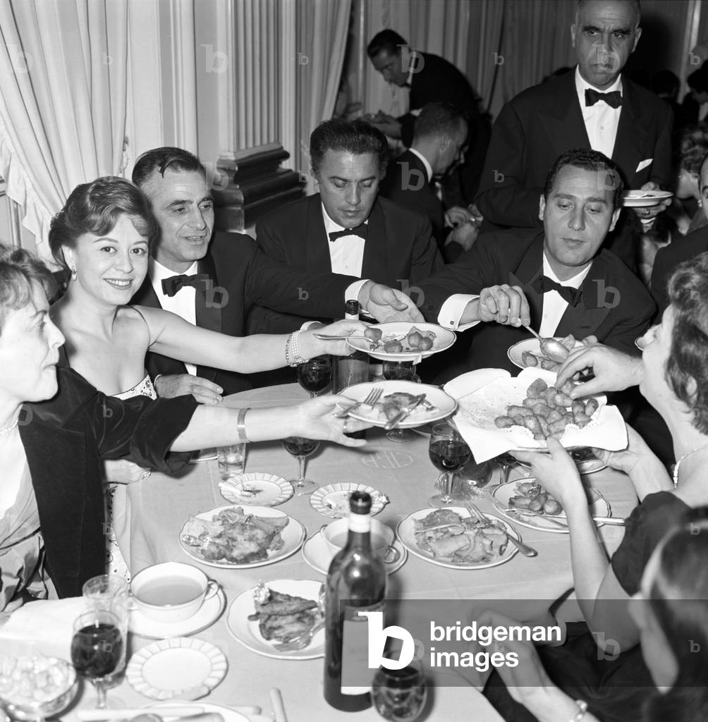 Alberto Sordi, Alberto Lattuada, Giulietta Masina and Federico Fellini having lunch, Italy, 1958 (b/w photo)