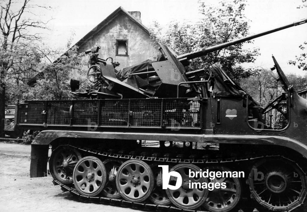 Tracked artillery