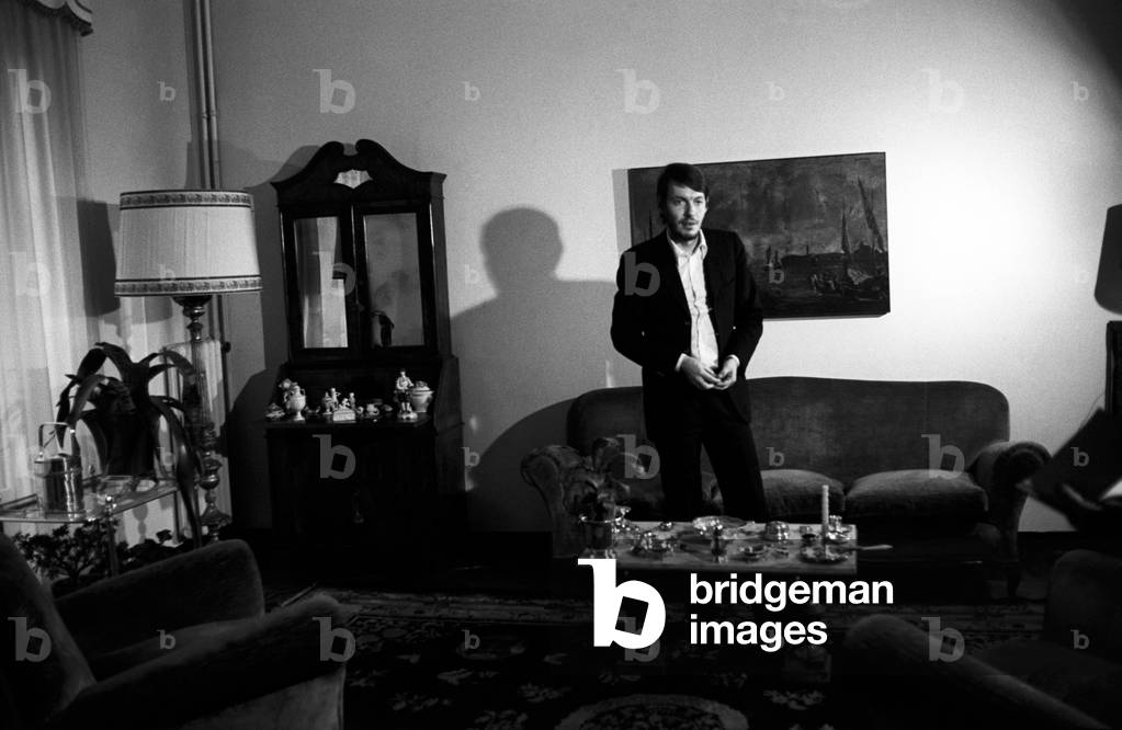 Fabrizio De André in a living room