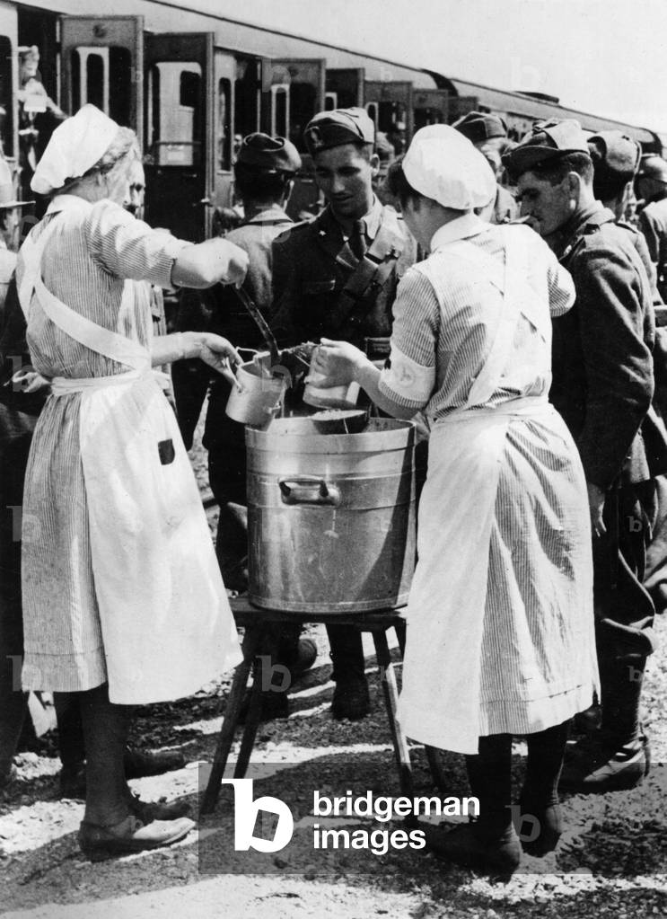 Red Cross nurses assisting Italian soldiers
