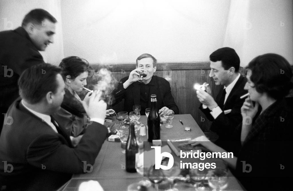 Yevgeny Yevtushenko drinking with other people