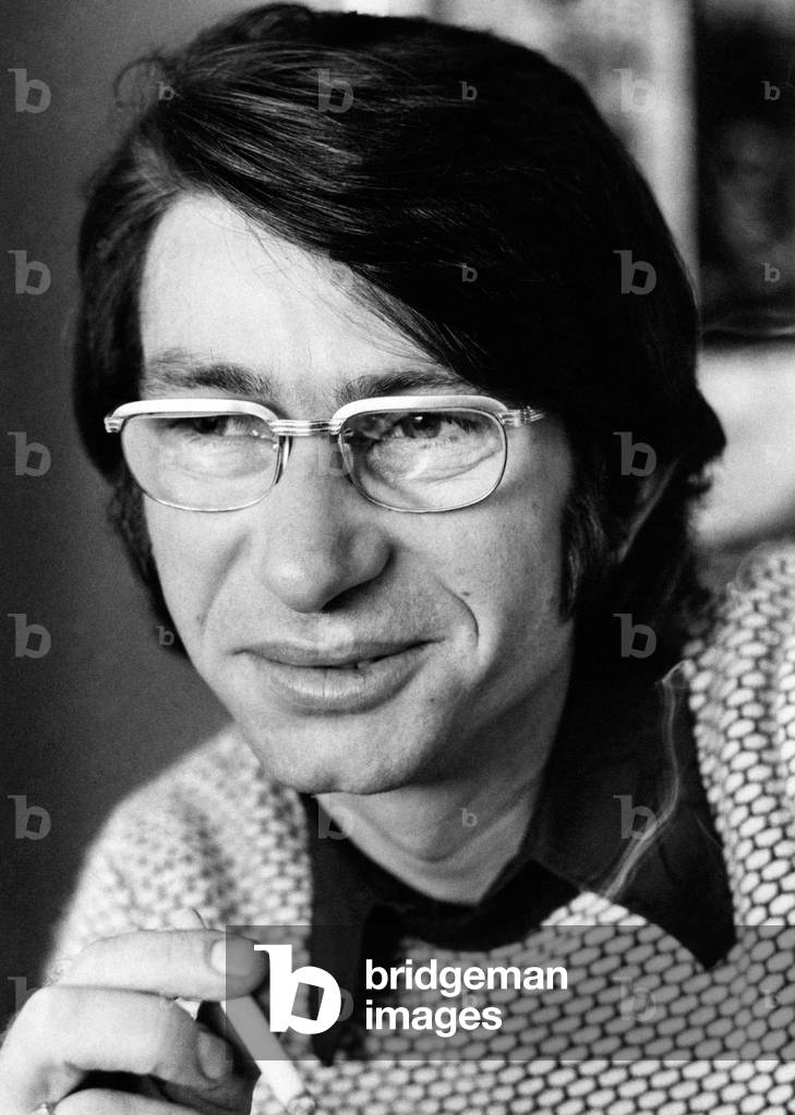 Nicola Di Bari smoking