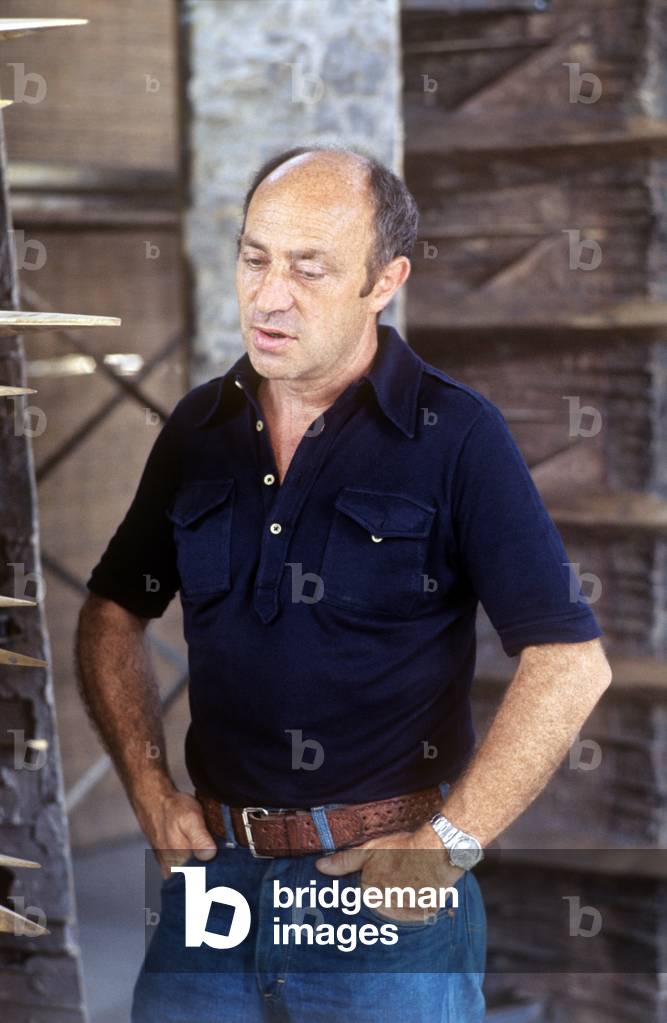 Arnaldo Pomodoro with his hands in pocket