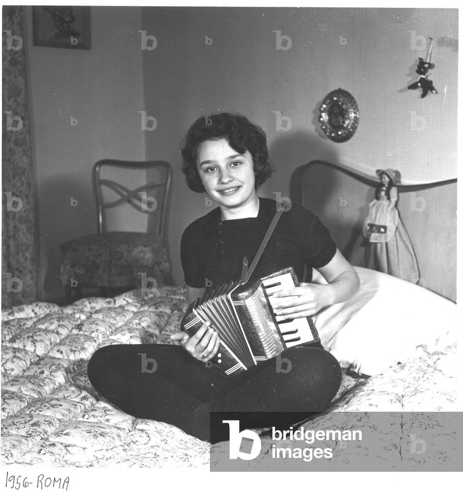 Raffaella Carrà with an accordion in her hands