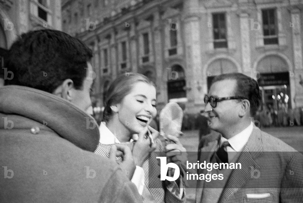 inside the Galleria Vittorio Emanuele II the Italian director Antonio Pietrangeli, who holds a cigarette in his hands, talk with the french actress Jacqueline Sassard during the shooting of the movie 