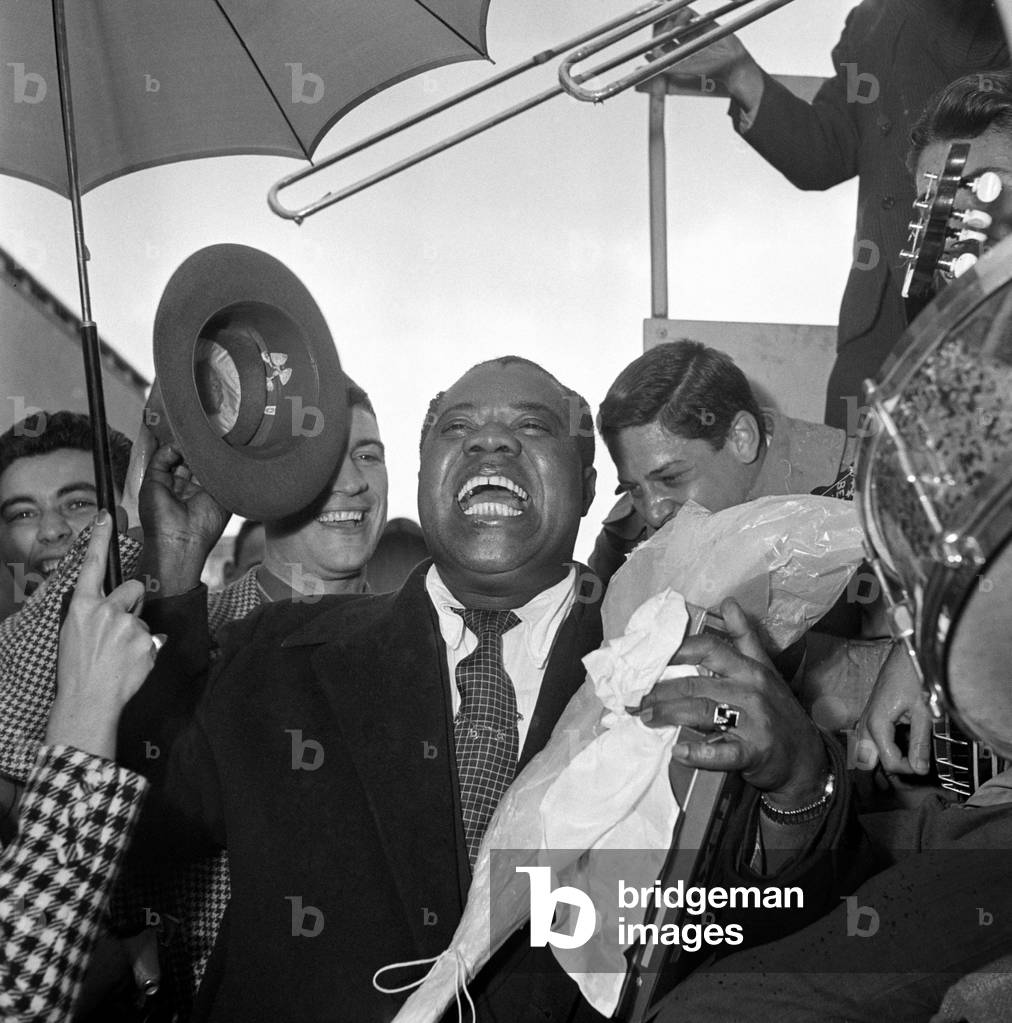 The crowd welcoming Louis Armstrong, Somma Lombardo, Italy, 1952 (photo)
