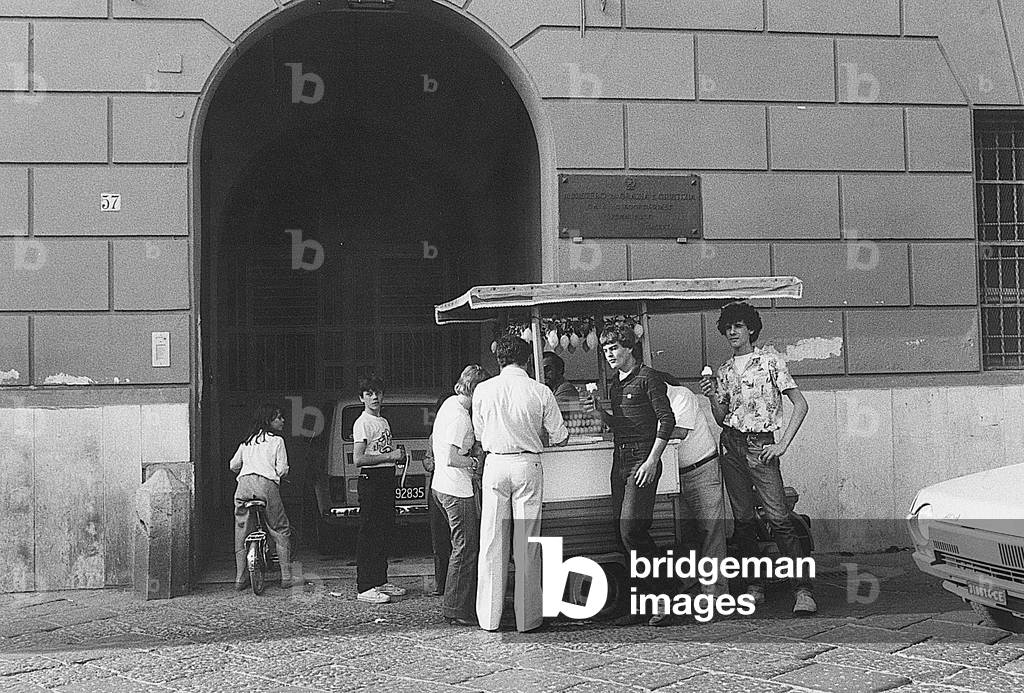 Boys eating the ice-cream they bought from a street seller, Caserta, Italy, 1982 (photo)