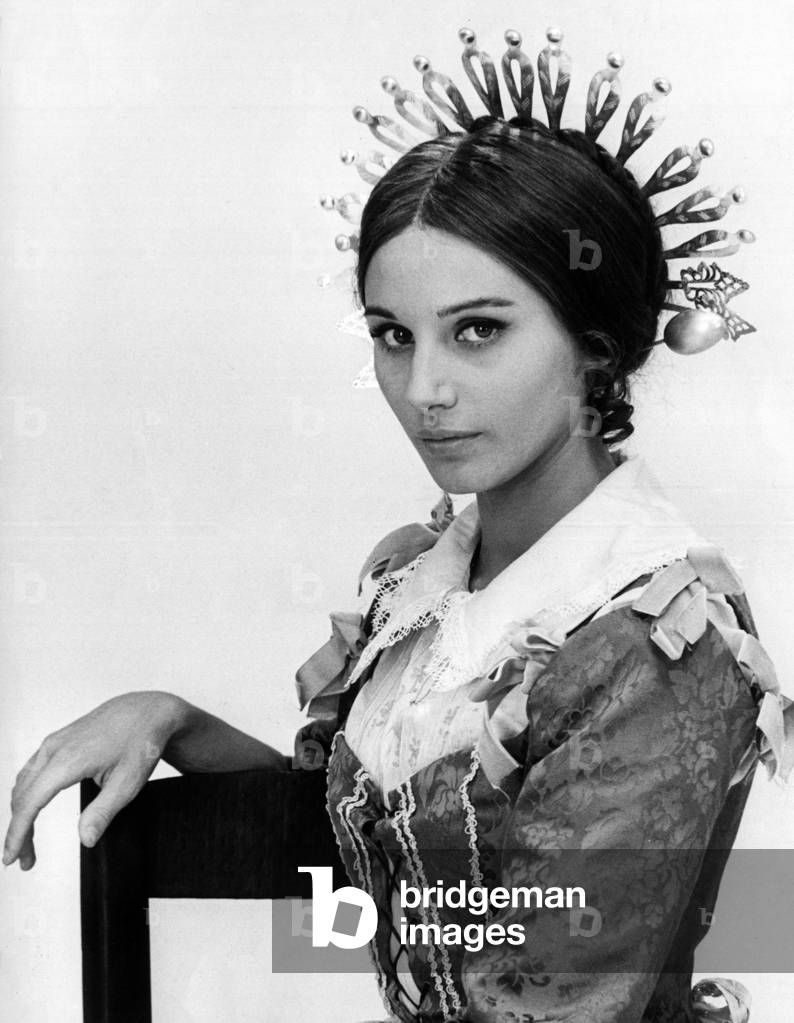 Paola Pitagora playing Lucia Mondella