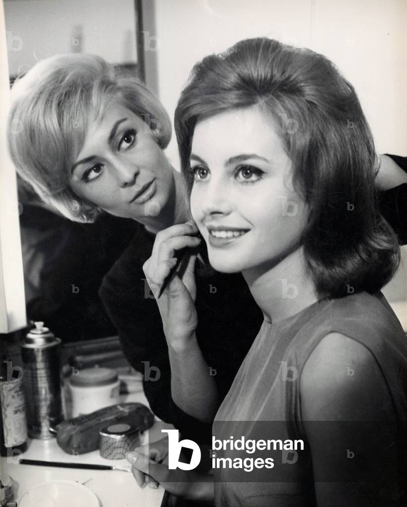 Anna Maria Gambineri brushing Gabriella Farinon