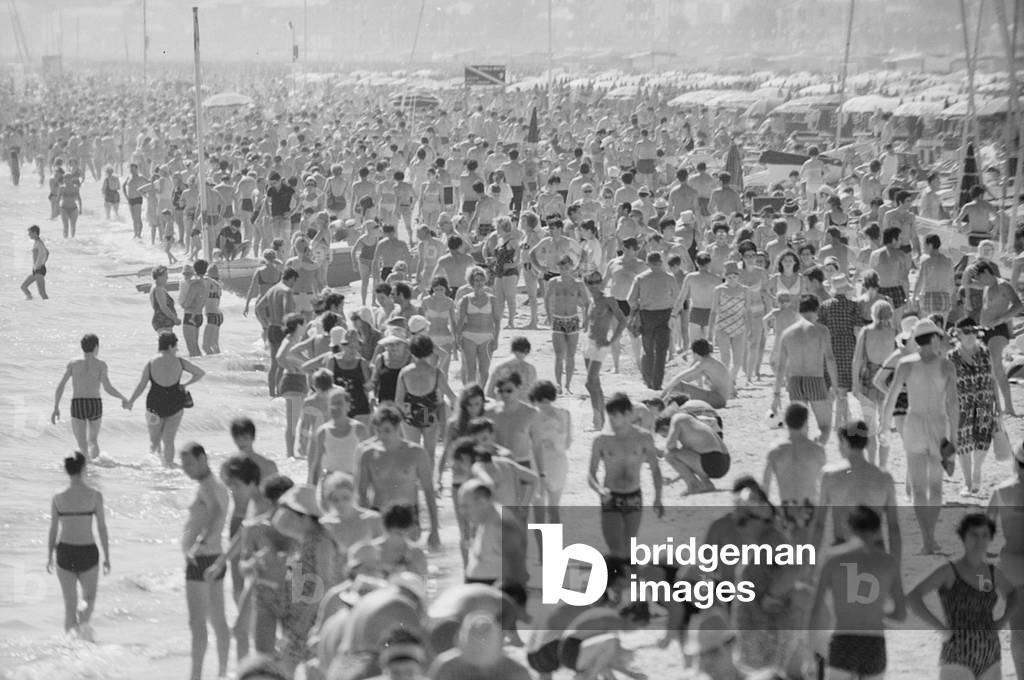 15th August 1969 - Crowds of bathers storming the beaches, Italy, 1969 (b/w photo)