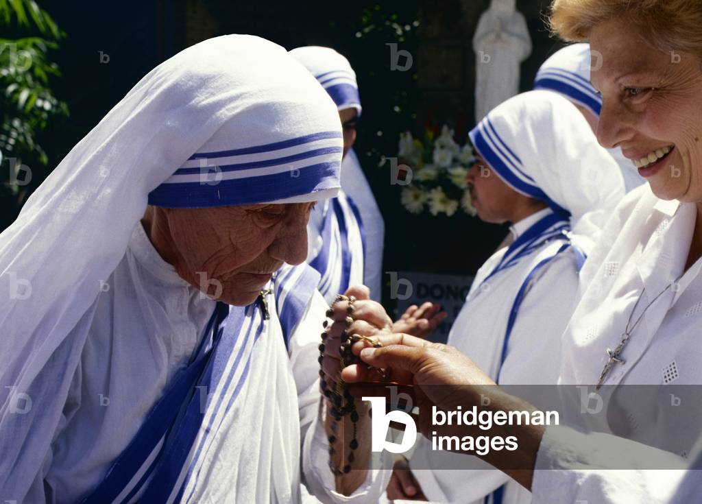 Mother Teresa of Calcutta with the rosary, Vatican, 1980 (photo)