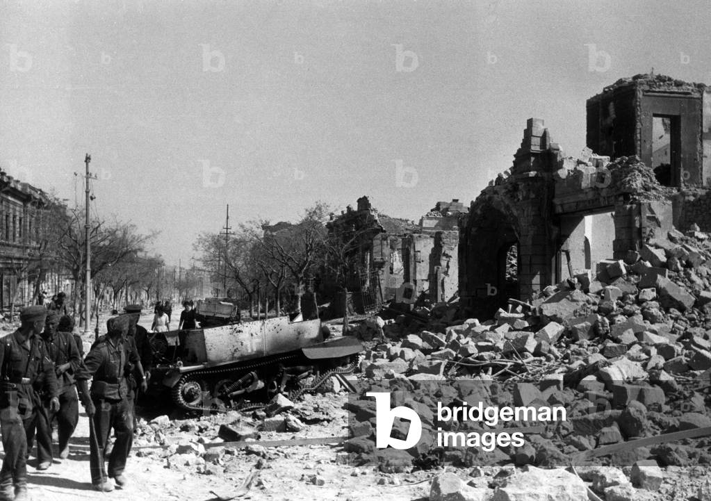 German soldiers among the ruins of Sevastopol
