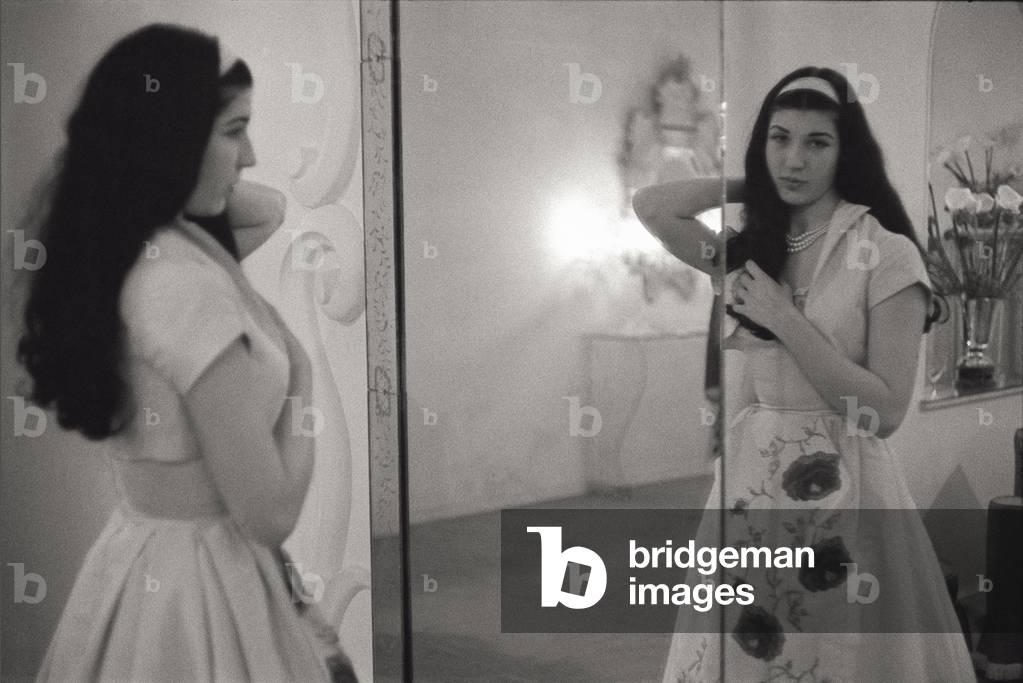 Model looking in the mirror (b/w photo)