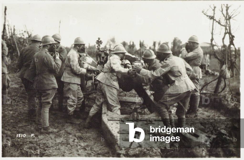 The enemy attacks with gas: The defense with masks, Italy