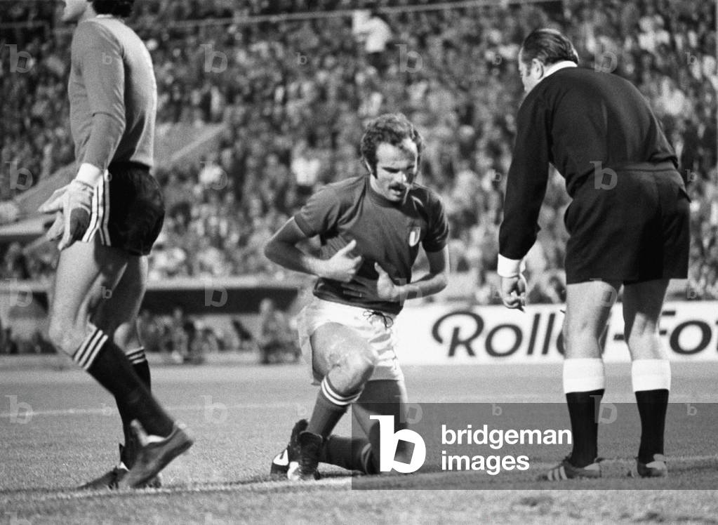 Sandro Mazzola, Pavel Kazakov and Daniel Carnevali in the field