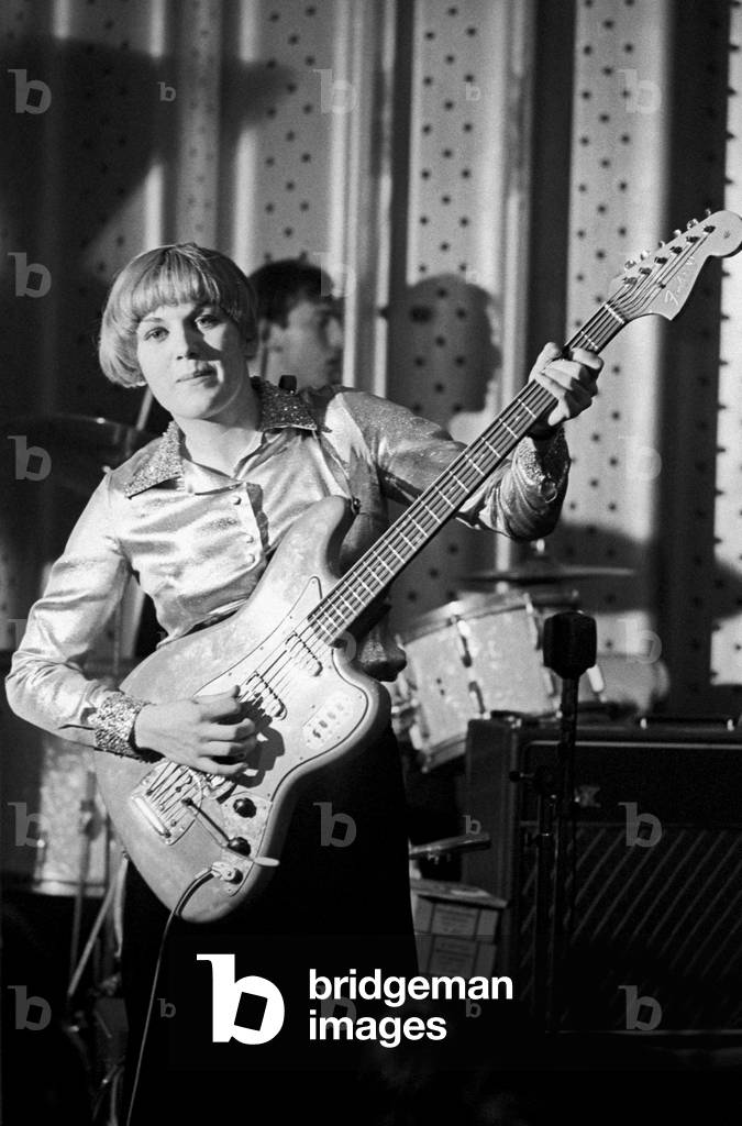 Caterina Caselli playing the guitar at a concert in Turin