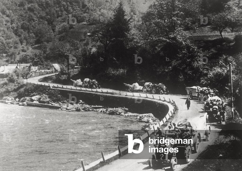 Artillery waiting to cross the border
