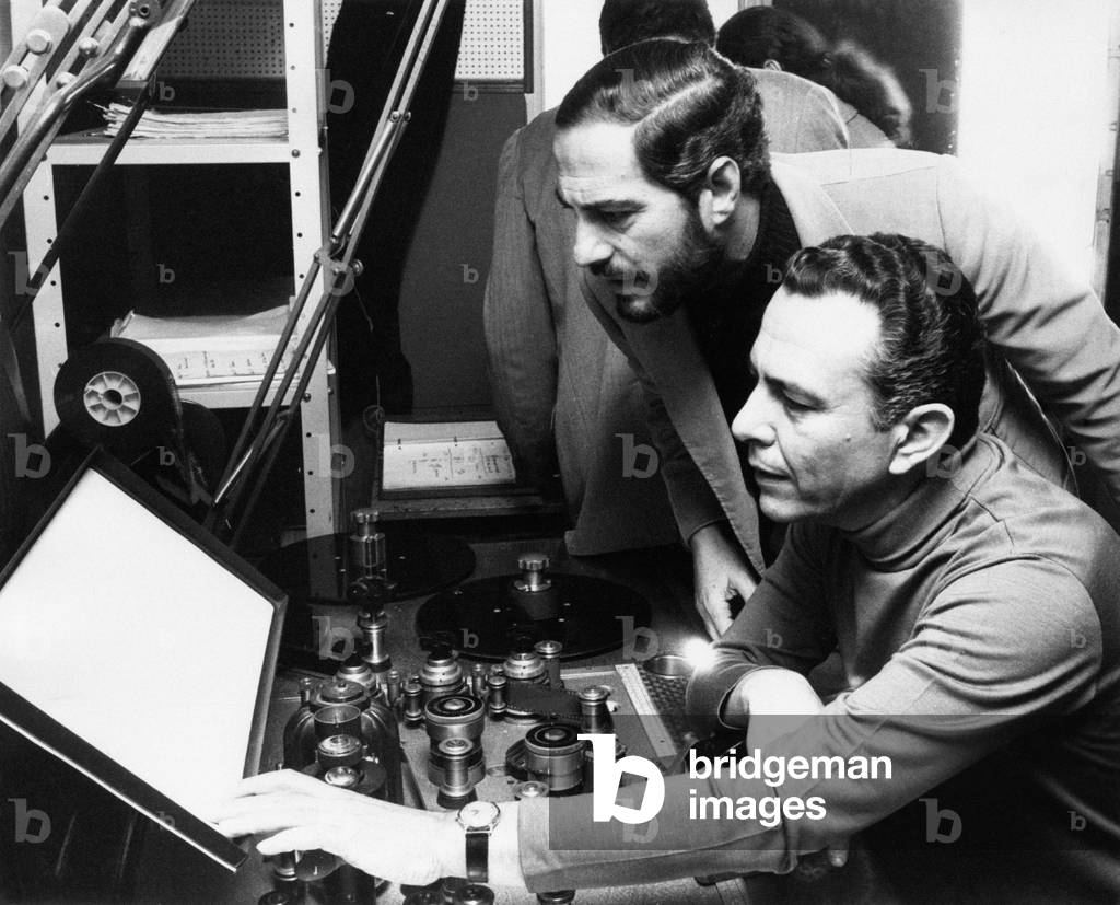 Nino Manfredi in a technical room with a man