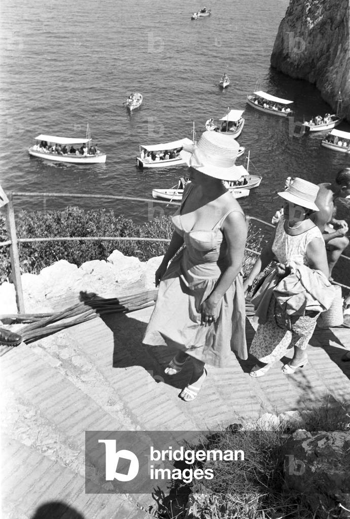 Sophia Loren ascending stairs, 1959 (b/w photo)