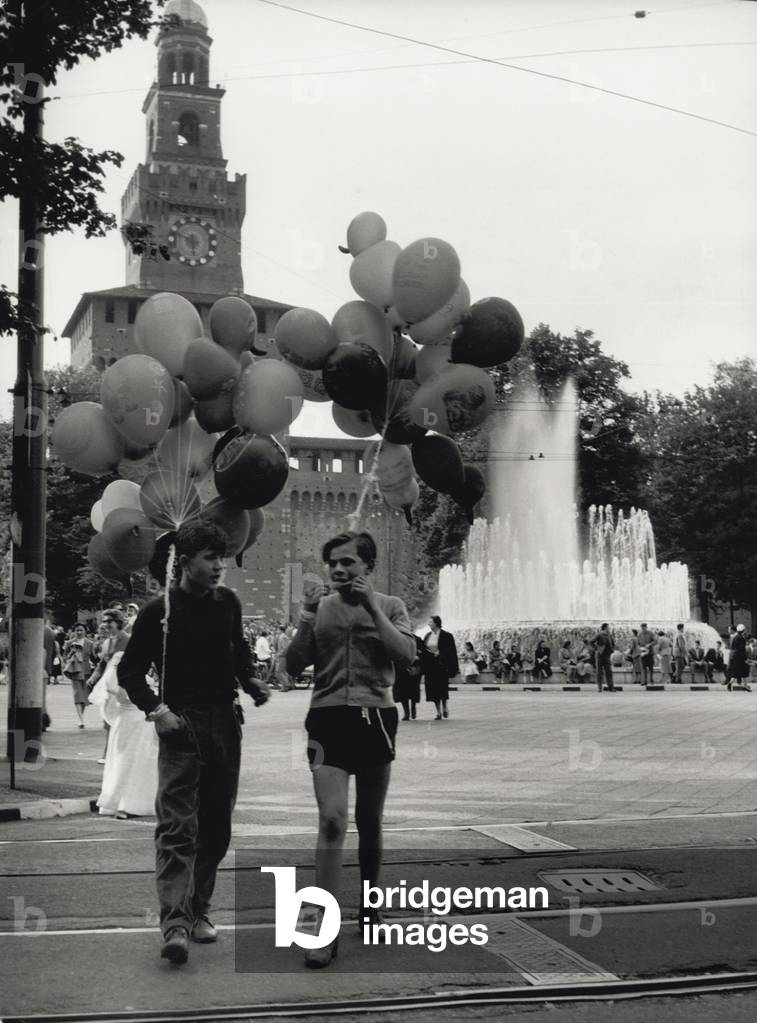 Boys with some baloons in the square of the Castle