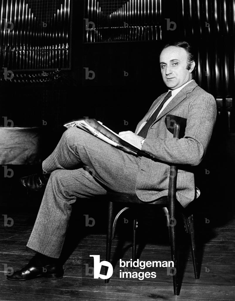 Raoul Grassilli sitting in front of a pipe organ