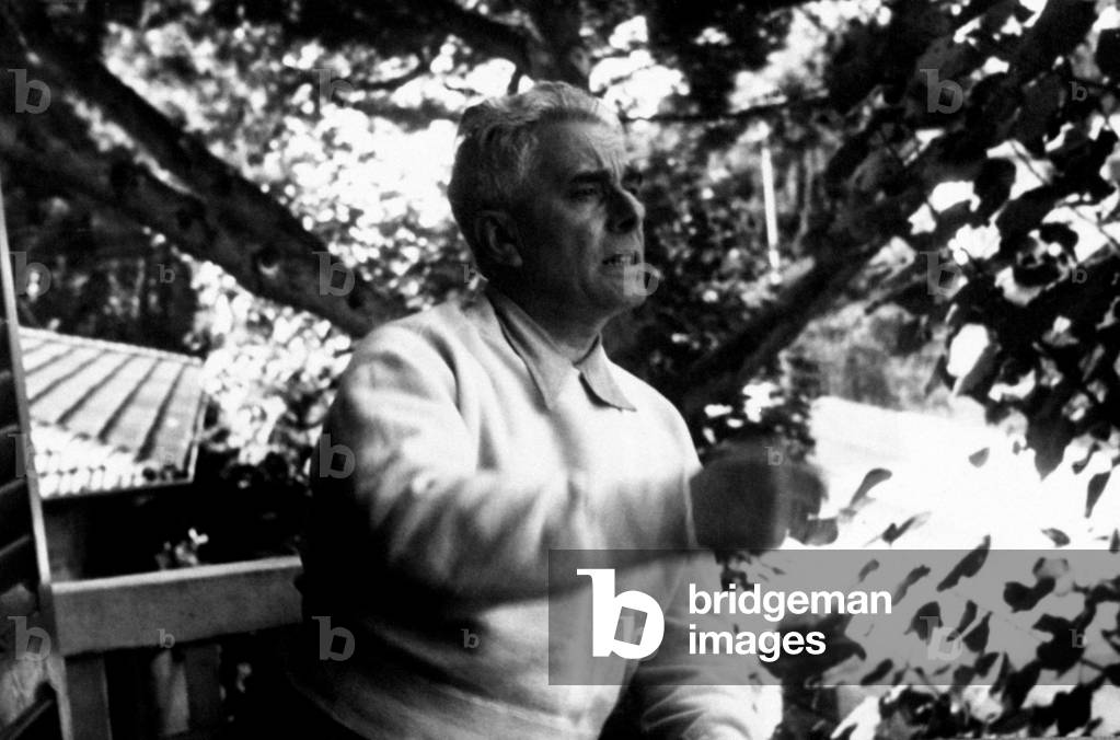 Massimo Bontempelli discussing on a balcony