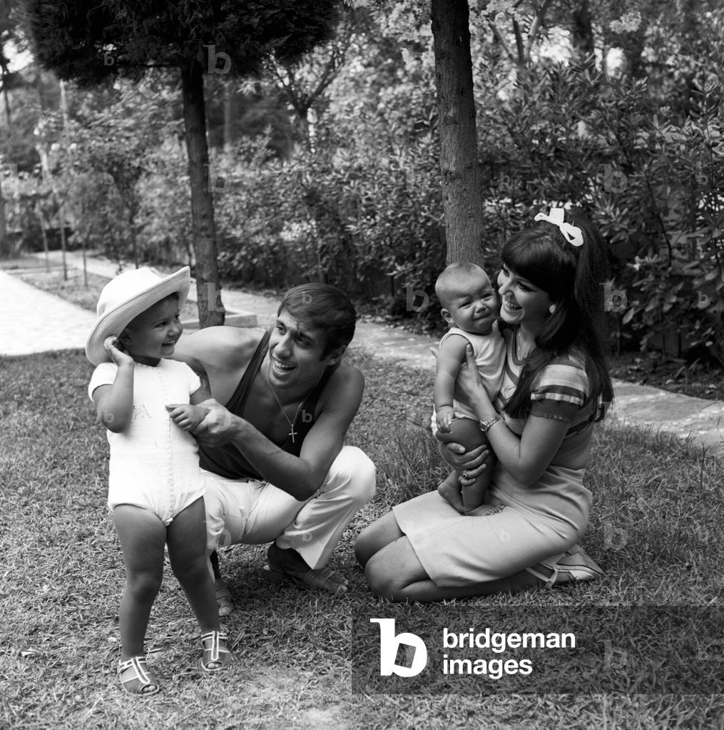 Adriano Celentano and Claudia Mori smiling with Rosita and Giacomo Celentano