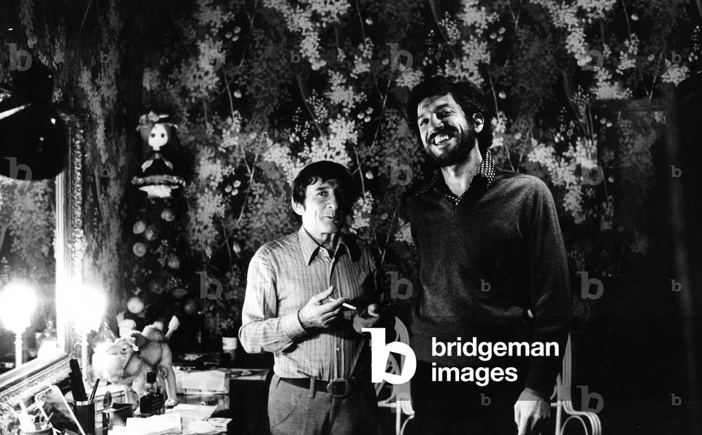 Gigi Proietti and Renato Rascel standing in a dressing room