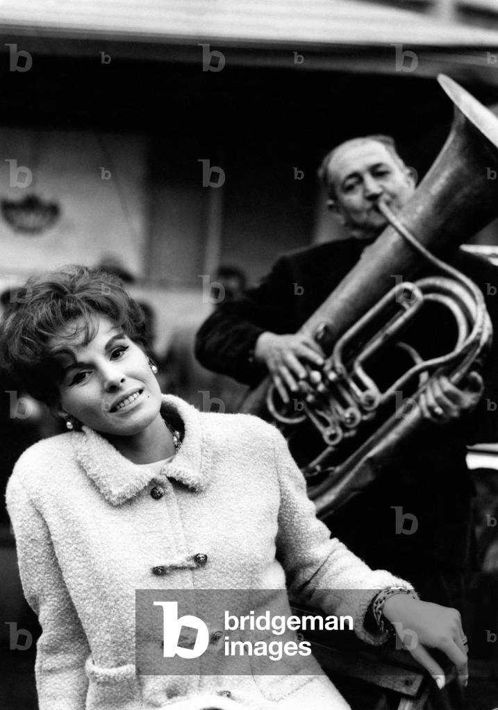 Ornella Vanoni listening to a tuba player