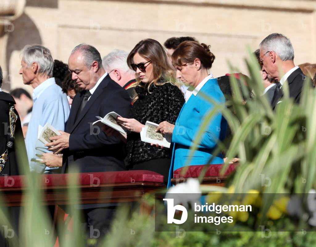 Maria Elena Boschi and SթgolՌne Royal, Vatican, 2010 (photo)