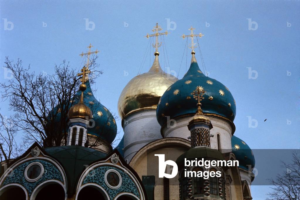 The gilted domes of the Dormition Cathedral, of the Chapel-at-the-Well and of the Rotunda of the miraculous spring in Zagorsk, Zagorsk, Russian Federation