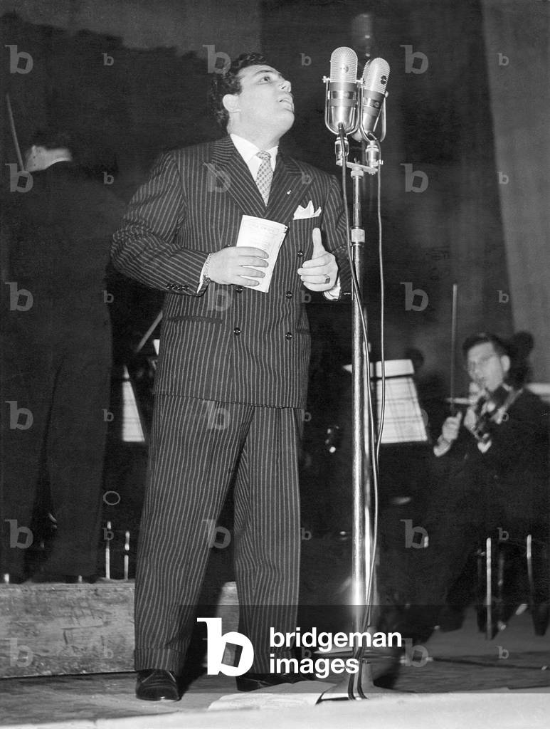 Claudio Villa singing a song