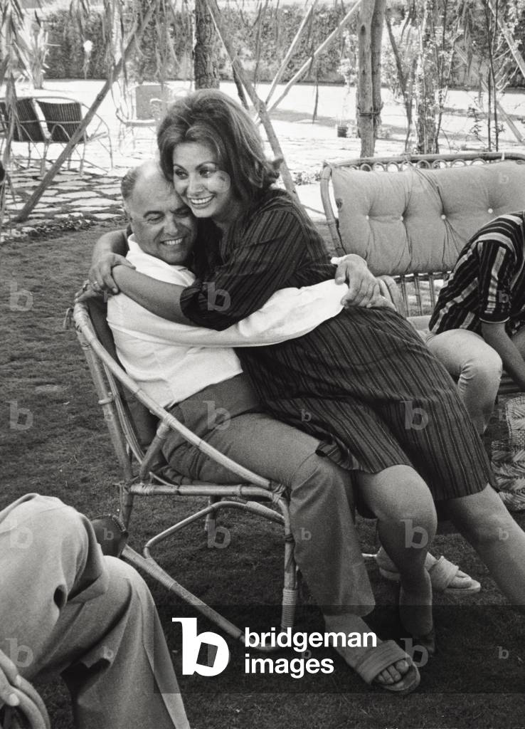 Sophia Loren embraced her husband Carlo Ponti (b/w photo)