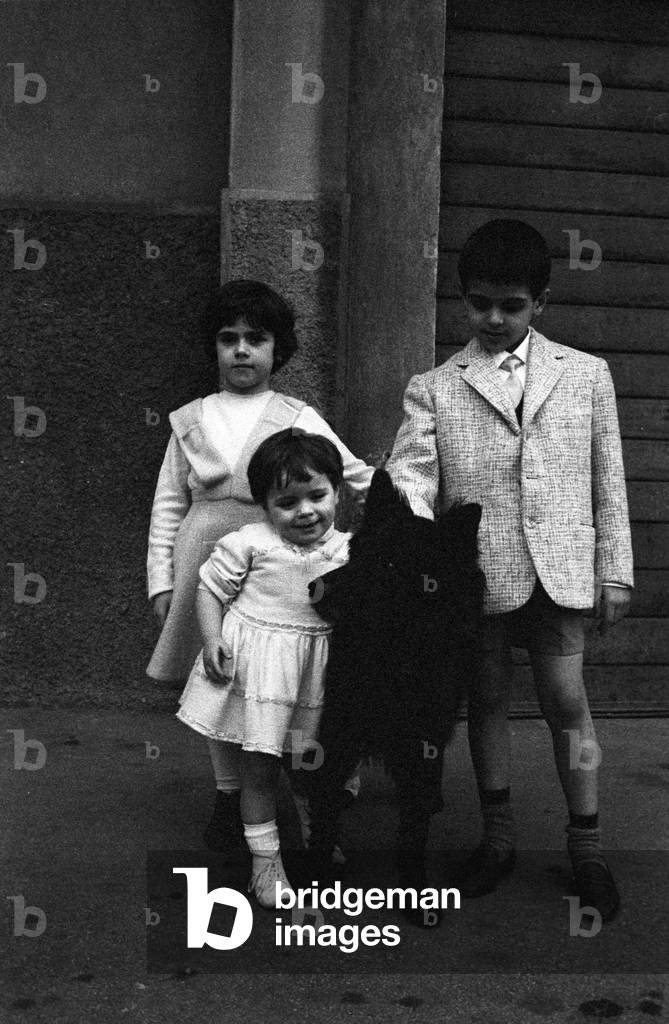 The children of Duilio Loi with a dog