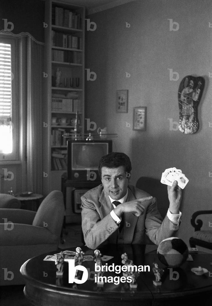 Enzo Tortora holding some playing cards