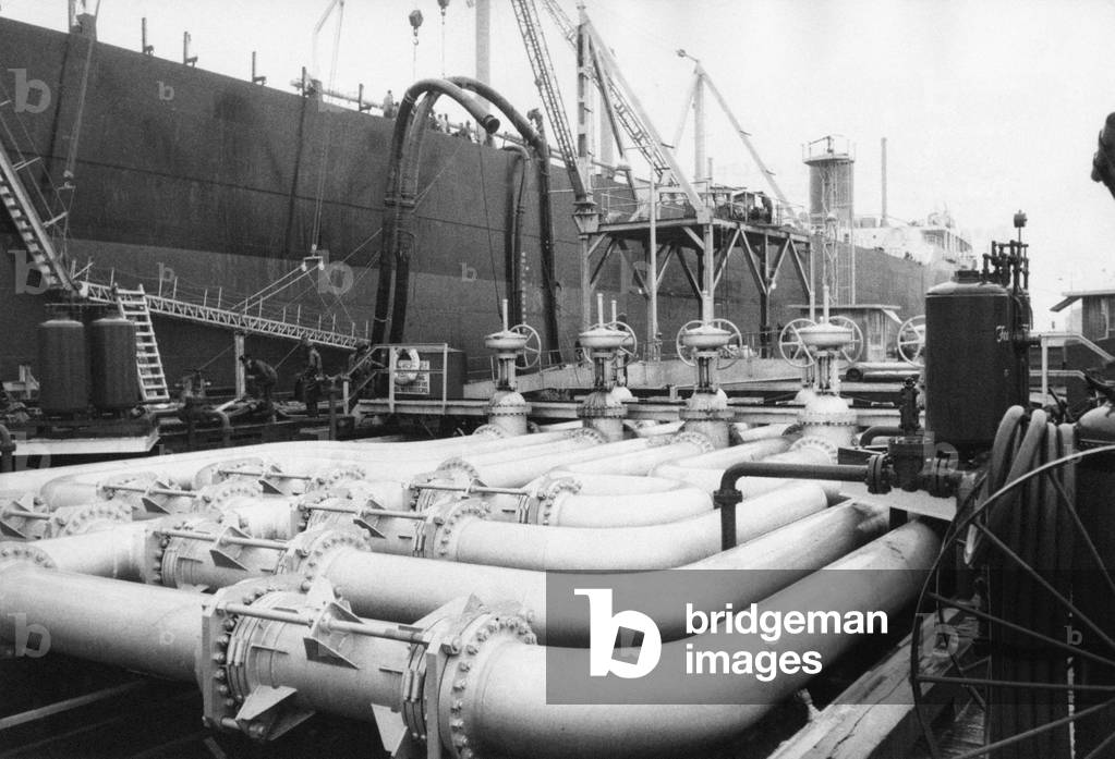 Pipelines in the bay of al Ahmadi and side of the oil tanker Universe Leader, Ahmadi, Kuwait